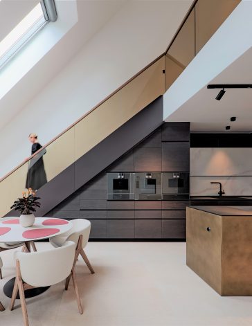 Lépcső és konyha